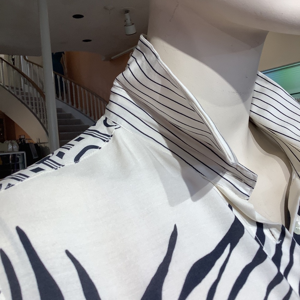 Gorgeous Italian long sleeve blouse. Pinstripe & print crème and or navy - Picture 4 of 9